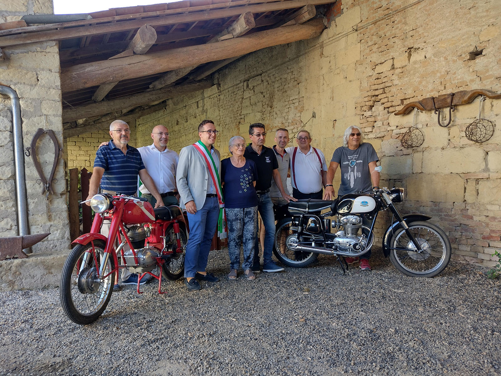 Le moto in cortile a Moleto
